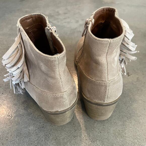Mossimo Suede leather fringe taupe ankle boots low heel womens size 7.5 - Picture 4 of 11